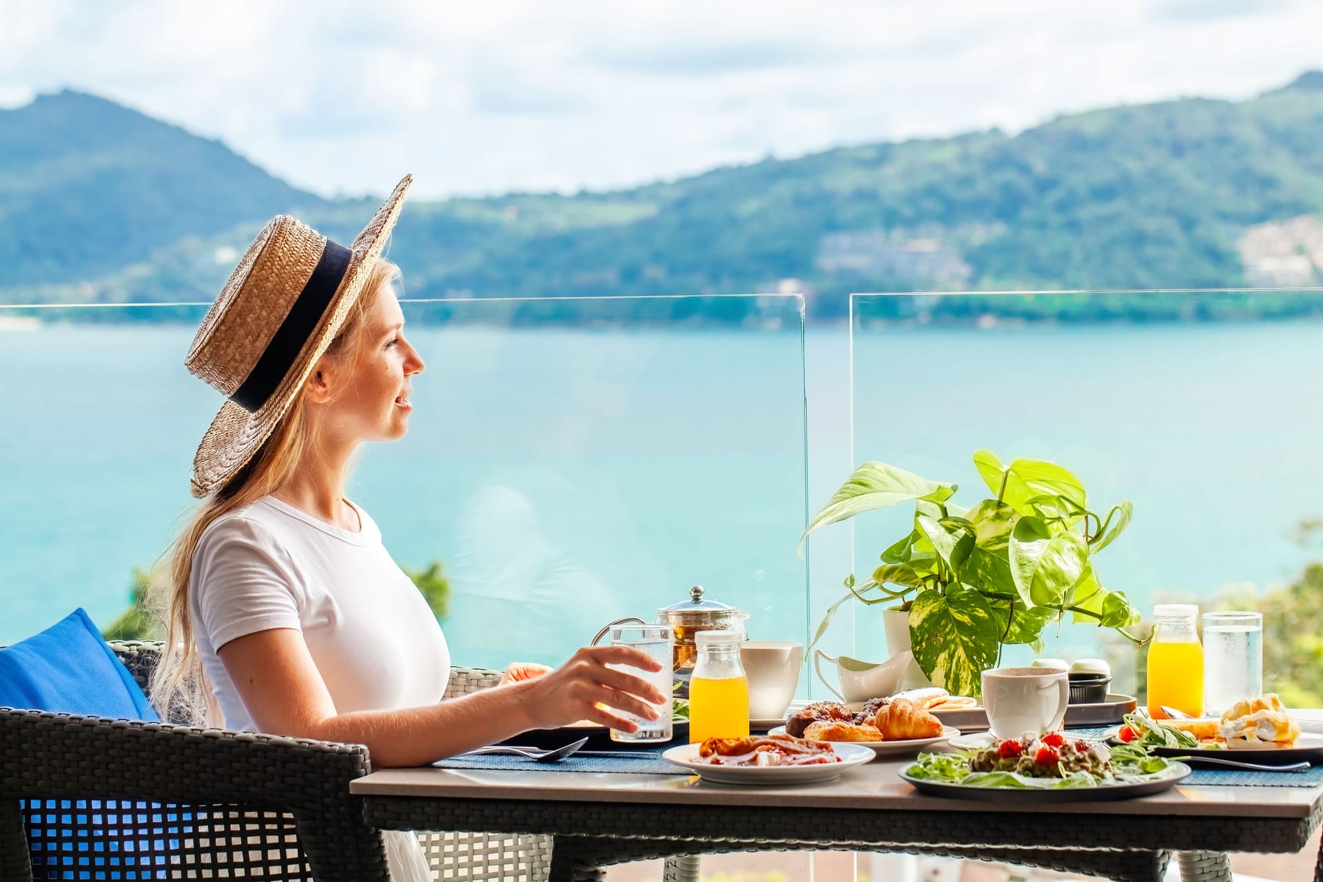 Frühstück mit Blick aufs Meer: Sogar Pauschalreisen kann man mittlerweile auf seinen Vorlieben und Bedürfnisse anpassen.