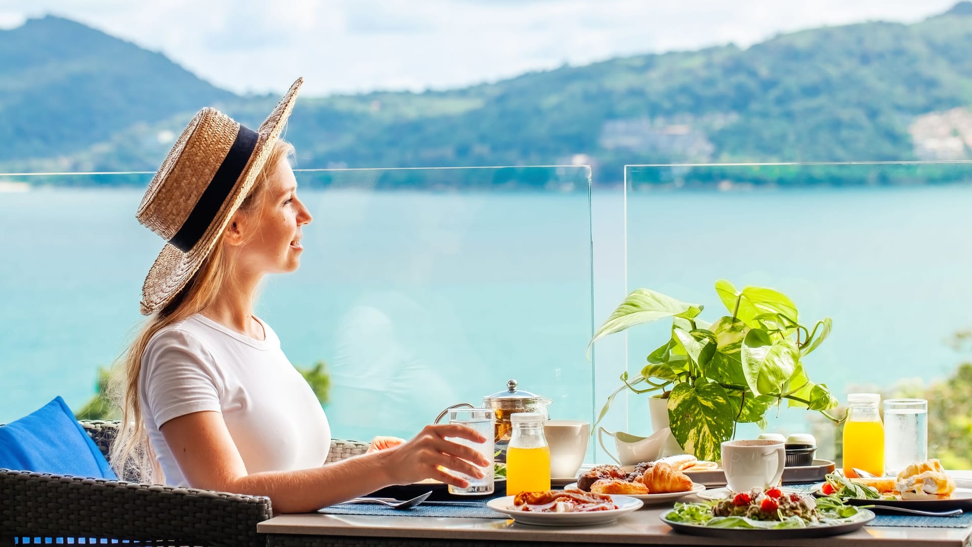 Frühstück mit Blick aufs Meer: Sogar Pauschalreisen kann man mittlerweile auf seinen Vorlieben und Bedürfnisse anpassen.