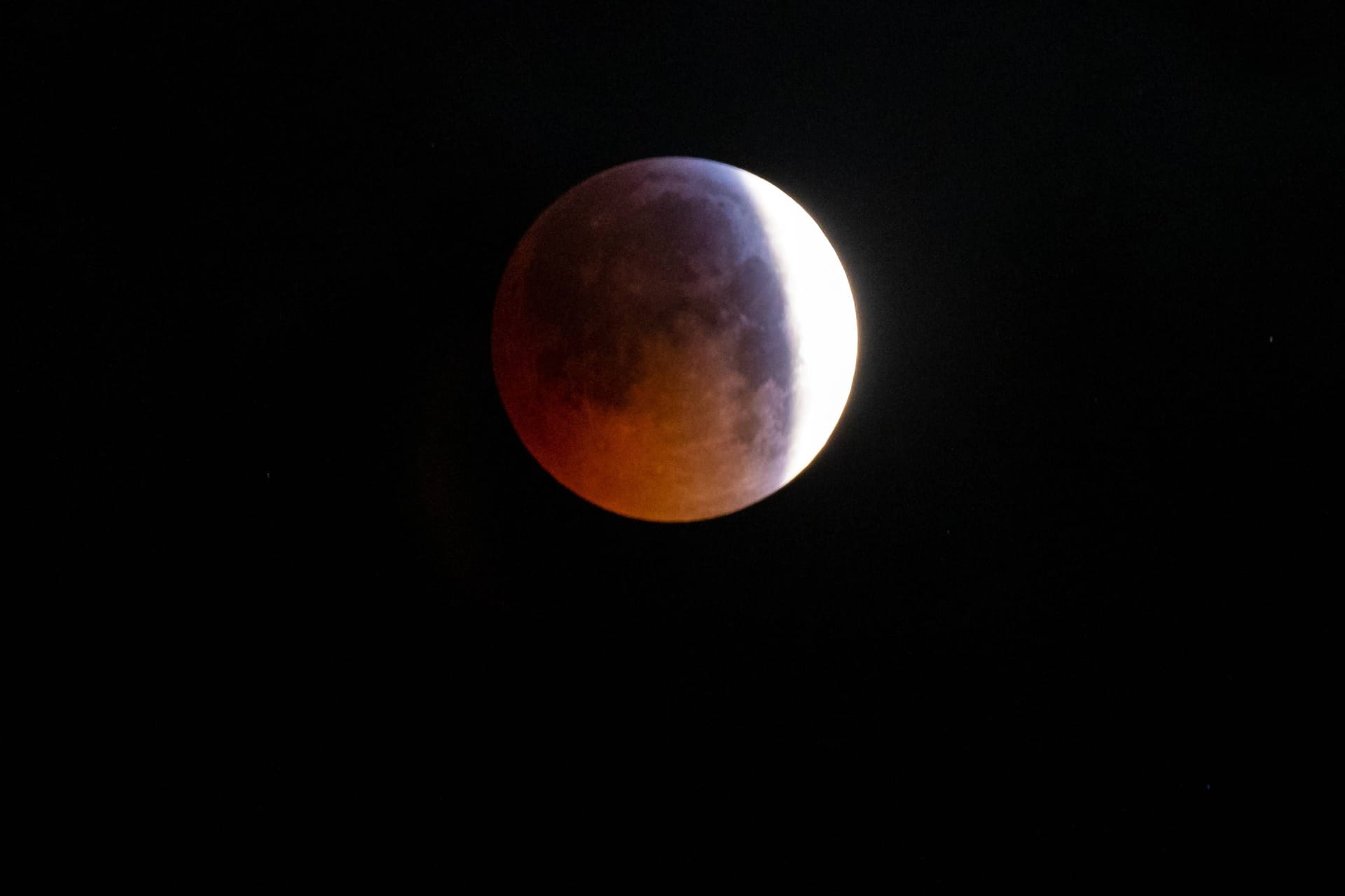 Der Mond hat einen roten Schimmer (hier über Sachsen-Anhalt): Deshalb wird er auch Blutmond genannt.