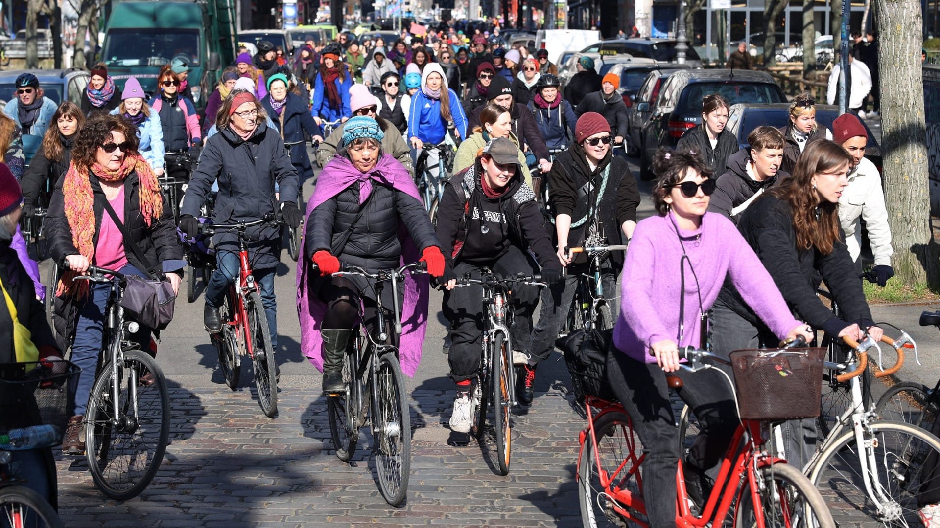 08.03.2024, Berlin - Deutschland. Der Purple Ride zieht durch Kreuzberg, ein Zeichen am Internationalen Frauentag.