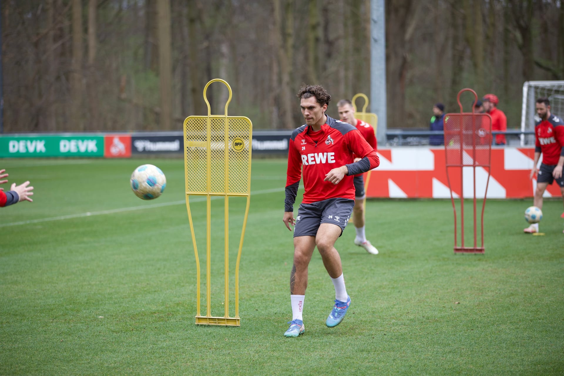 Julian Pauli ist nach seiner Gehirnerschütterung ins Mannschaftstraining des 1. FC Köln zurückgekehrt.