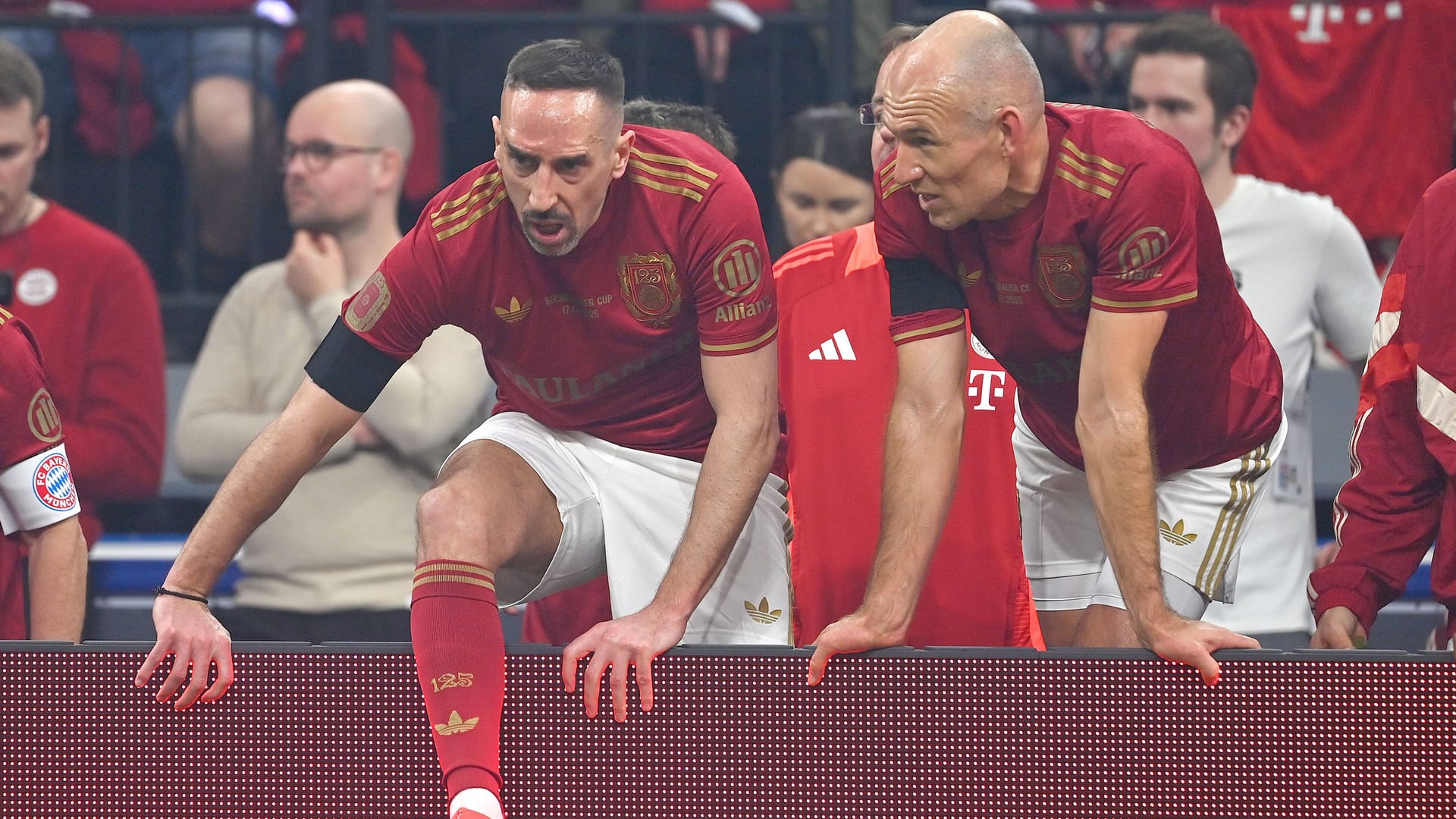 Franck Ribéry (l.) und Arjen Robben: Die beiden Ex-Bayern-Stars kehrten im Rahmen des "Beckenbauer Cups" auf das Spielfeld zurück.