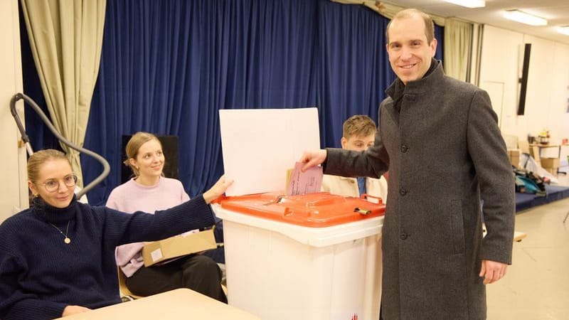 Ins Wahllokal im Gymnasium Hummelsbüttel haben es hingegen weniger Medienschaffende geschafft: Hier hat Dennis Thering (CDU), Spitzenkandidat zur Bürgerschaftswahl und Parteivorsitzender der CDU Hamburg am Vormittag gewählt.