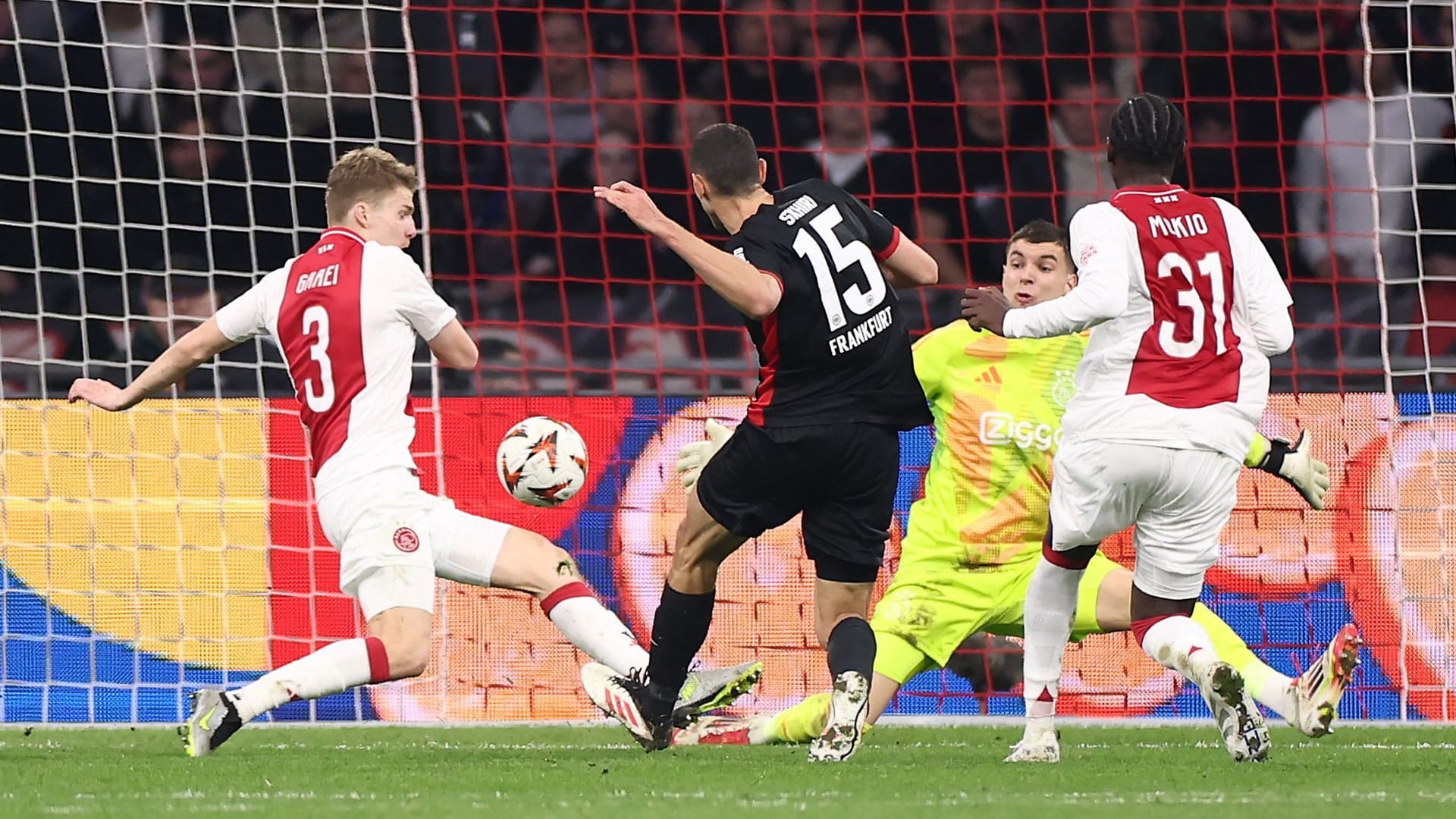 Der Frankfurter Siegtreffer: Ellyes Skhiri trifft zum 2:1 bei Ajax.