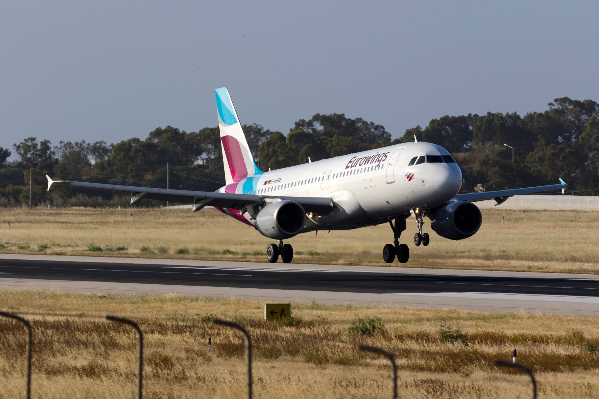 Eine Eurowings-Maschine (Symbolbild): Die Flüge der Airline von Hamburg nach London-Heathrow fallen am Freitag aus.