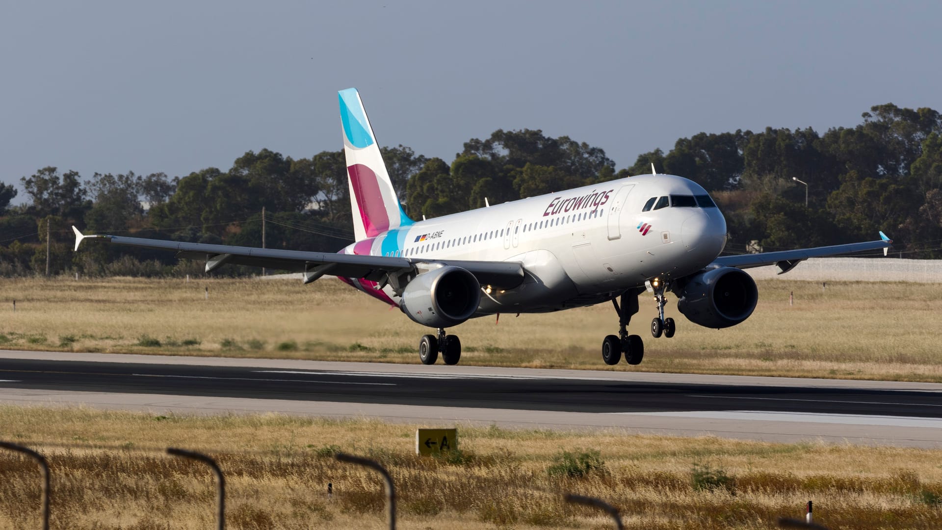 Eine Eurowings-Maschine (Symbolbild): Die Flüge der Airline von Hamburg nach London-Heathrow fallen am Freitag aus.