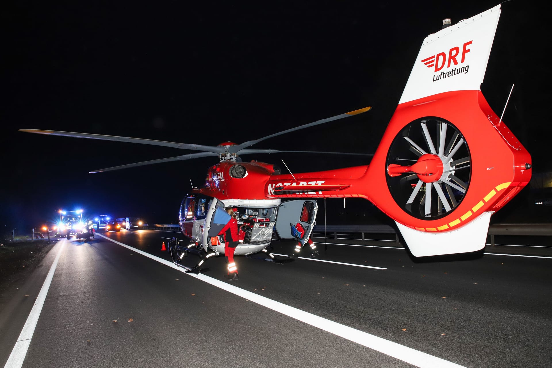 Christoph 42 auf der Autobahn im Einsatz: Bei dem Unfall bei Pinneberg waren ein Auto und ein Motorrad beteiligt.