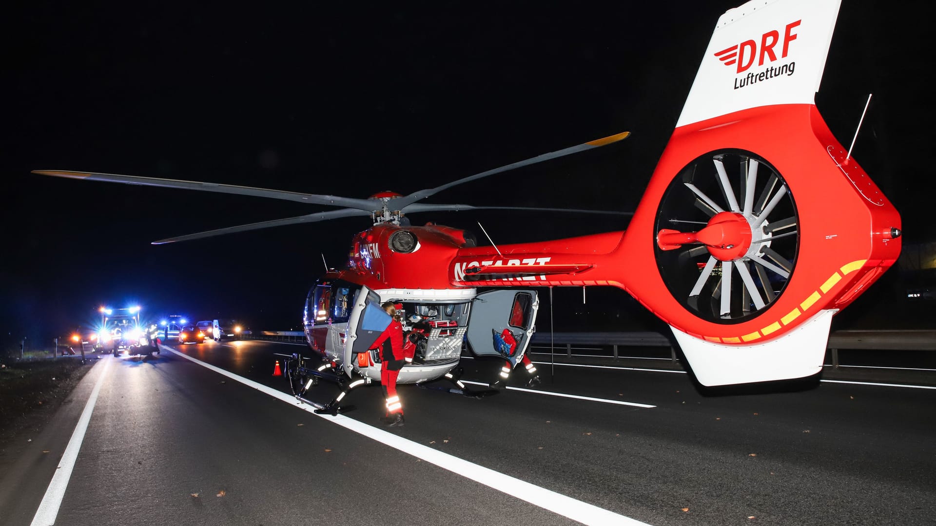 Christoph 42 auf der Autobahn im Einsatz: Bei dem Unfall bei Pinneberg waren ein Auto und ein Motorrad beteiligt.