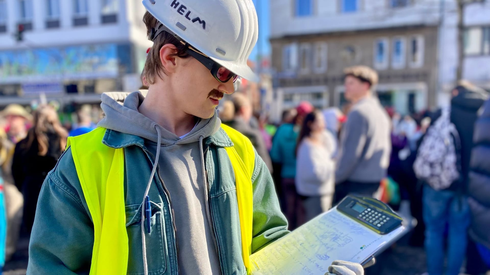 Bauarbeiter oder Kostüm? Thomas aus Aachen hat seine Arbeitskleidung wiederverwertet.