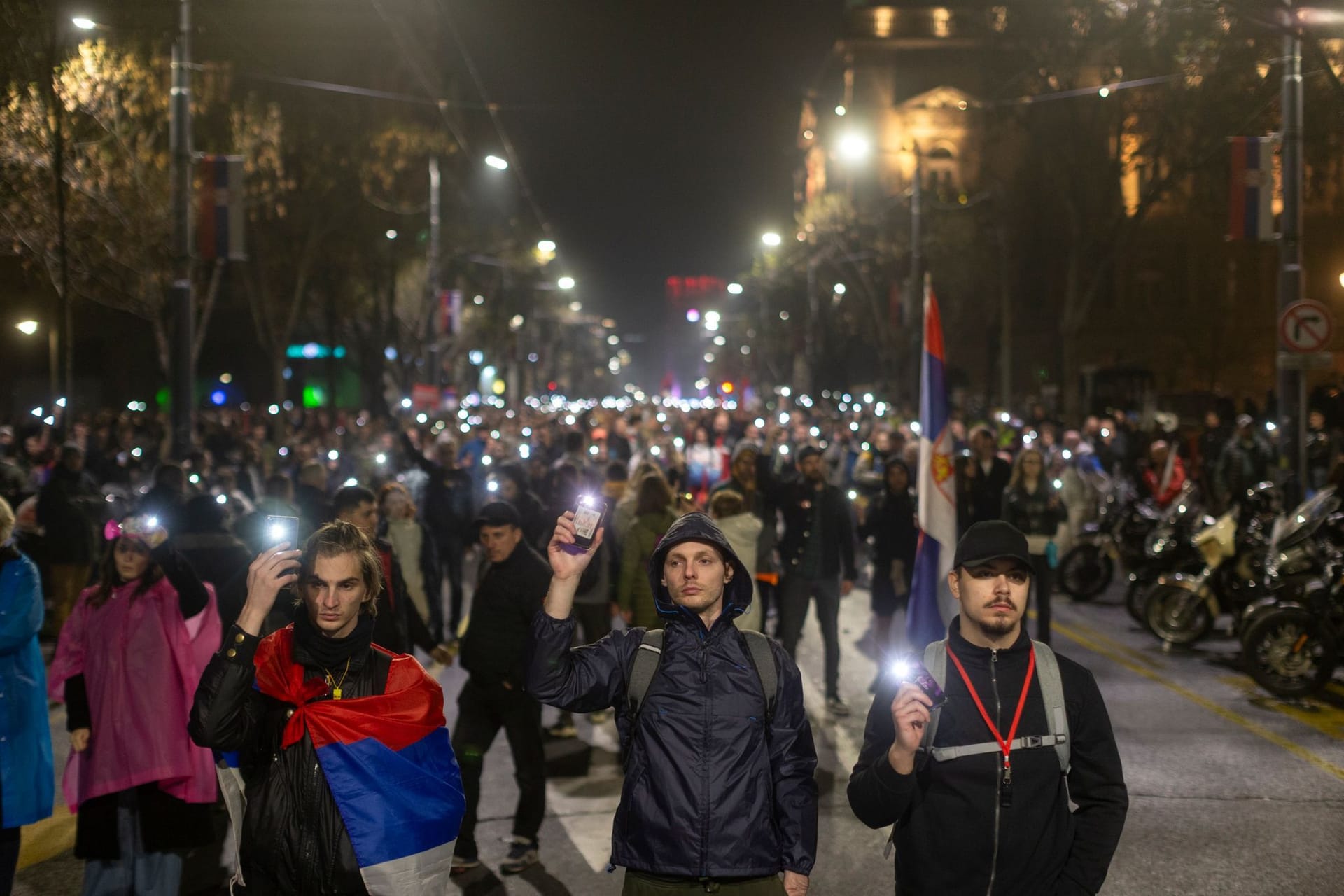 Menschen benutzen die Lichter ihrer Mobiltelefone während einer fünfzehnminütigen Schweigeminute während einer großen Anti-Korruptions-Kundgebung unter der Leitung von Universitätsstudenten in Belgrad.