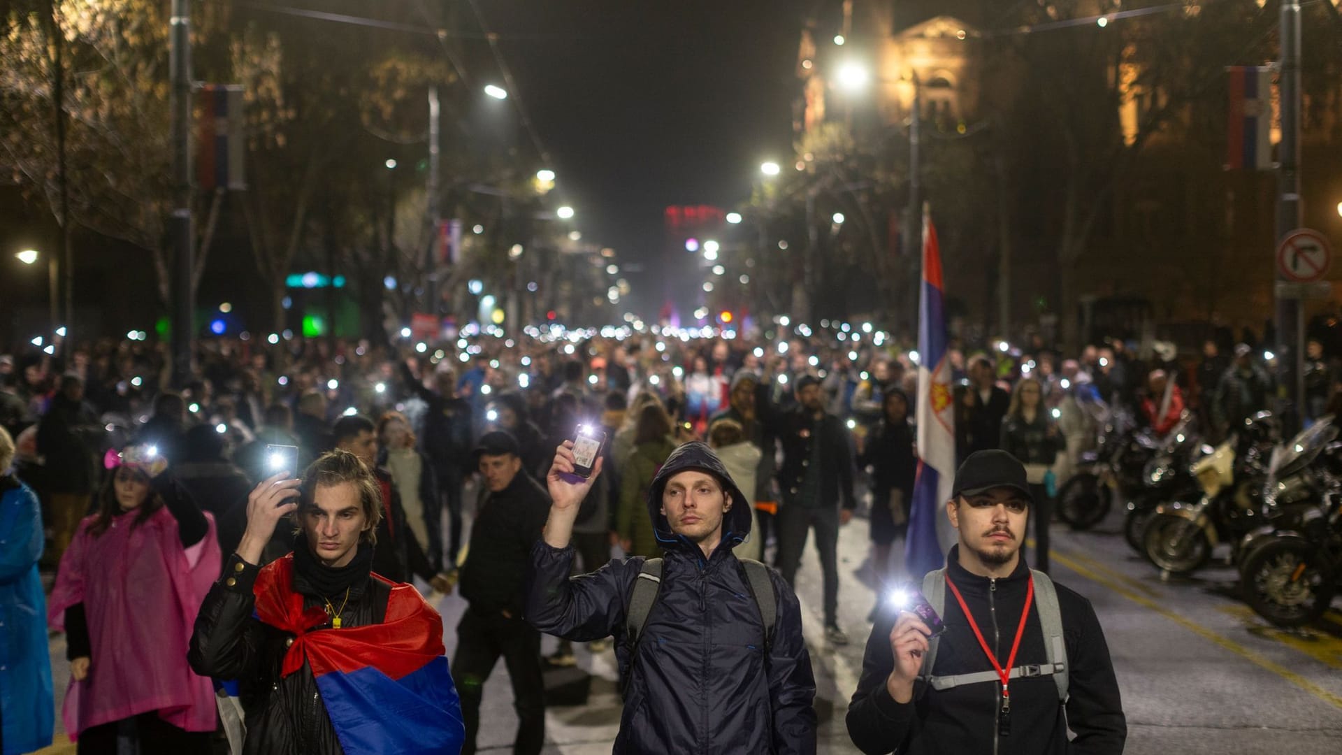 Menschen benutzen die Lichter ihrer Mobiltelefone während einer fünfzehnminütigen Schweigeminute während einer großen Anti-Korruptions-Kundgebung unter der Leitung von Universitätsstudenten in Belgrad.