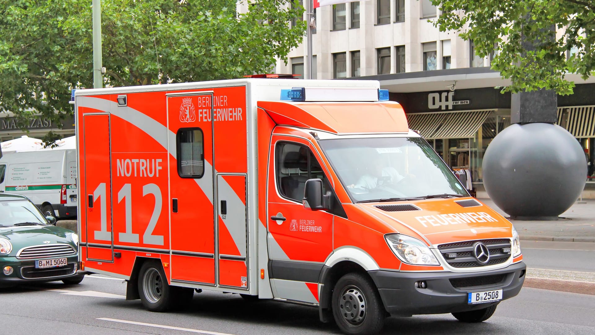 Rettungswagen (Symbolbild): Der Junge war zwischen parkenden Autos auf die Straße gelaufen.