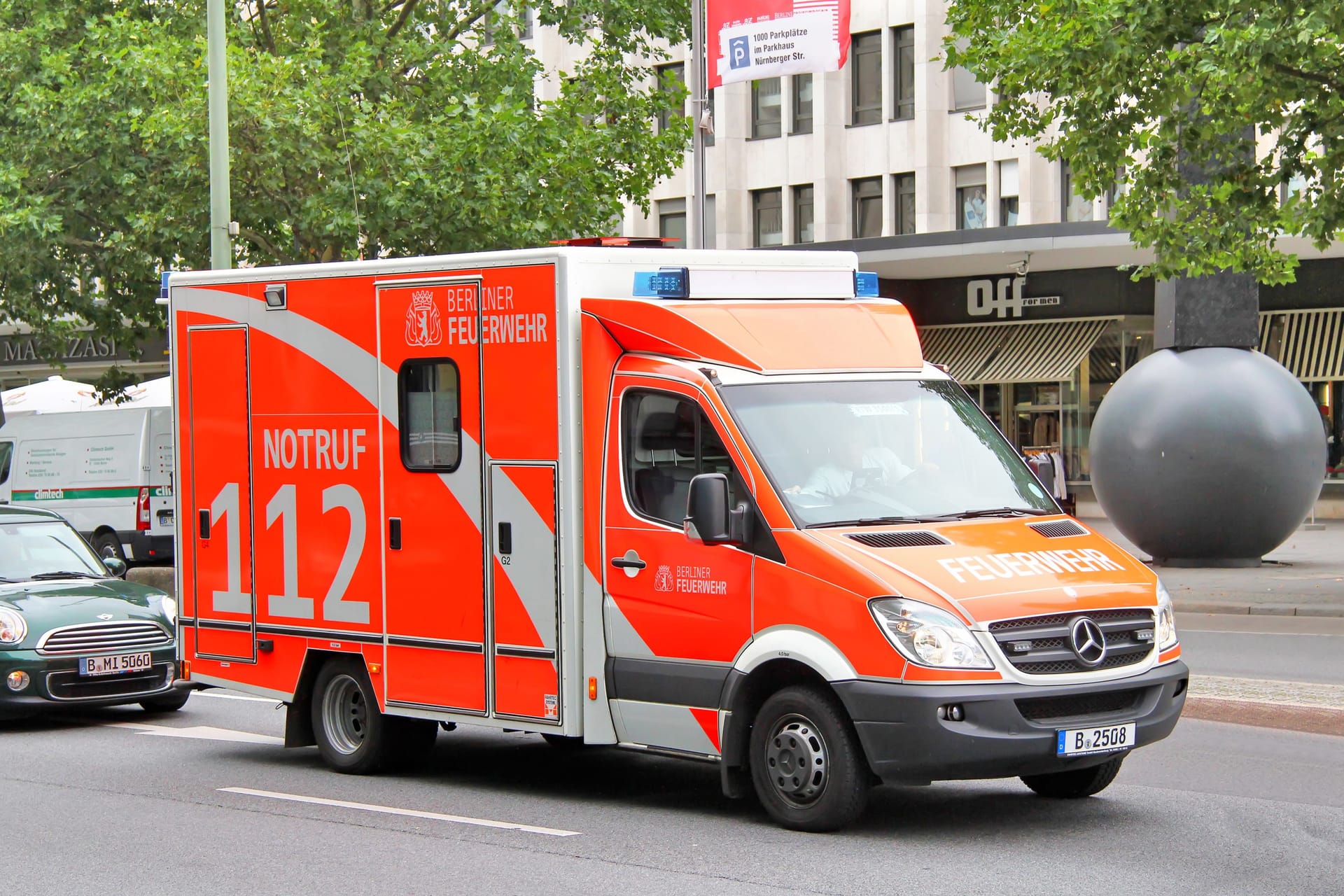 Rettungswagen (Symbolbild): Der Junge war zwischen parkenden Autos auf die Straße gelaufen.