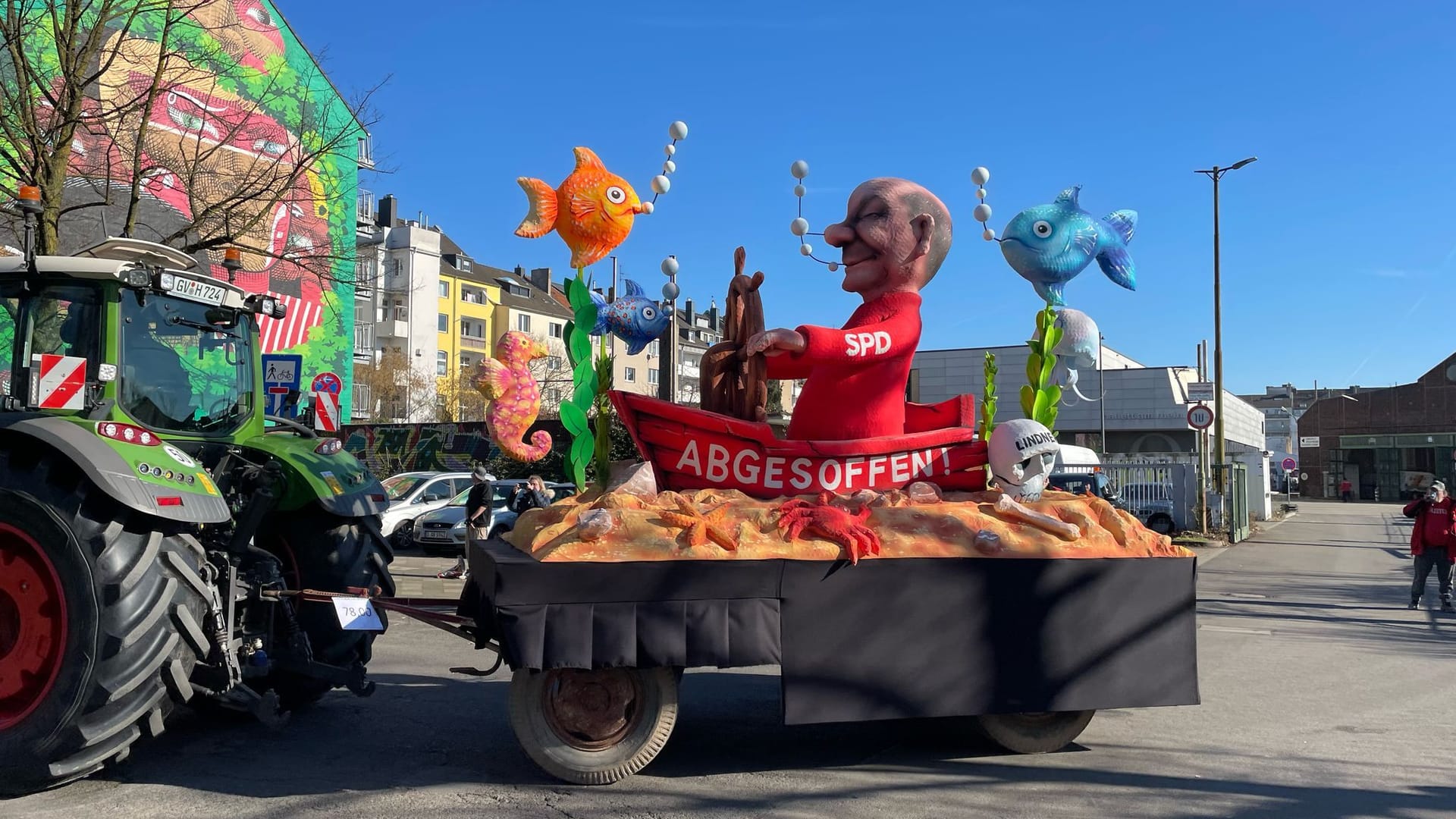 Die Ampel ist "abgesoffen": Jacques Tilly befasst sich in seinen neuen Mottowagen inhaltlich auch mit dem Zusammenbruch der Ampelkoalition. Ihr Fett weg bekommen Olaf Scholz und Christian Lindner.