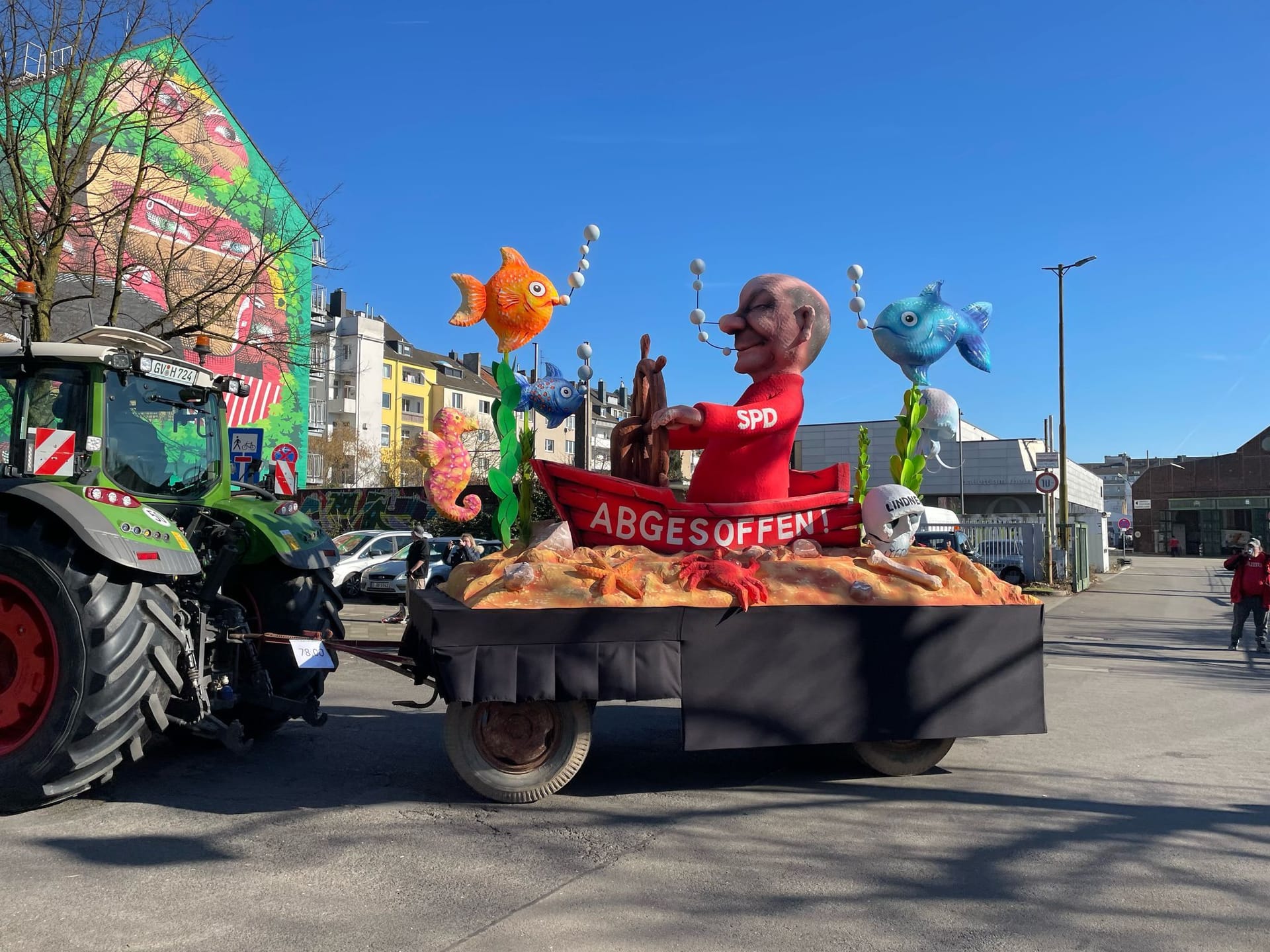 Die Ampel ist "abgesoffen": Jacques Tilly befasst sich in seinen neuen Mottowagen inhaltlich auch mit dem Zusammenbruch der Ampelkoalition. Ihr Fett weg bekommen Olaf Scholz und Christian Lindner.