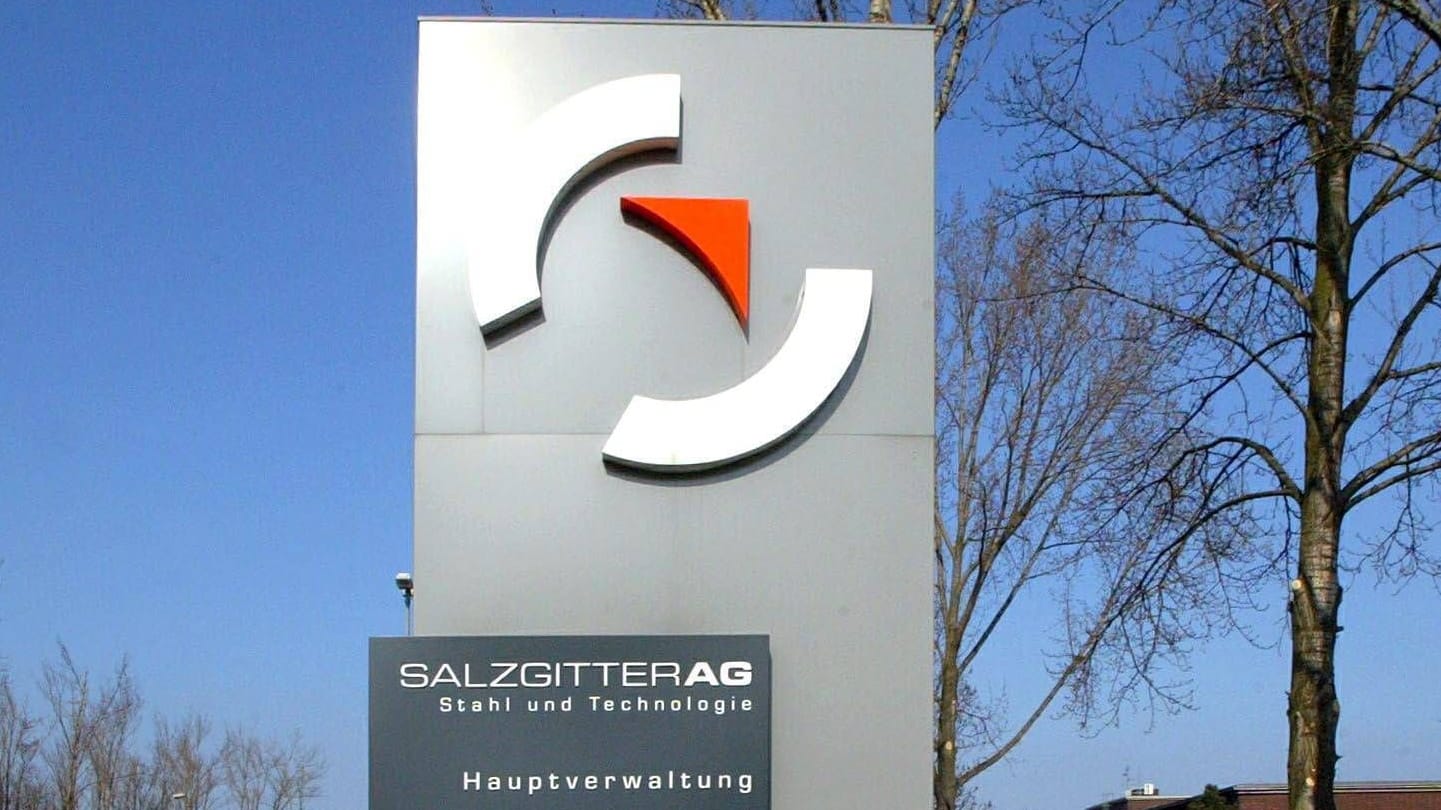 Schild der Salzgitter AG (Symbolbild): Das Unternehmen will seinen Aktionären offenbar Vertrauen signalisieren.