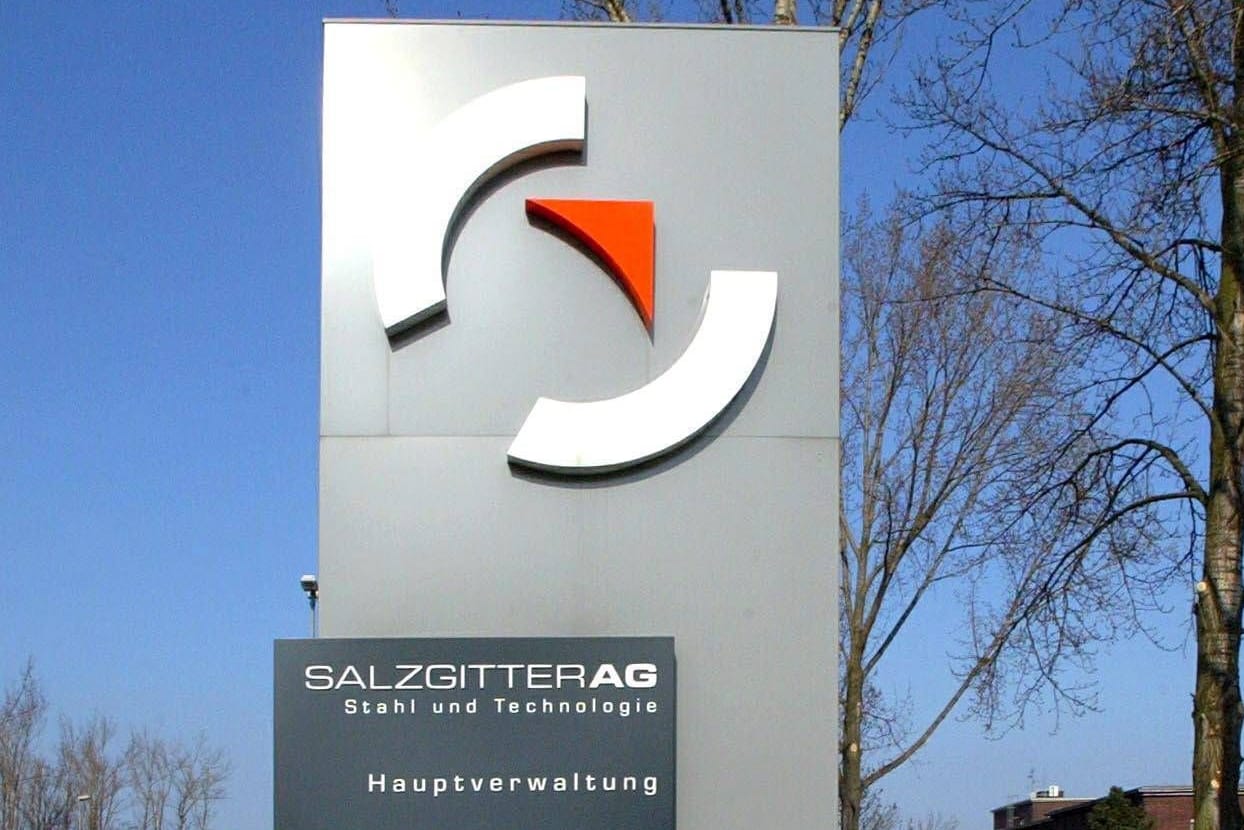 Schild der Salzgitter AG (Symbolbild): Das Unternehmen will seinen Aktionären offenbar Vertrauen signalisieren.