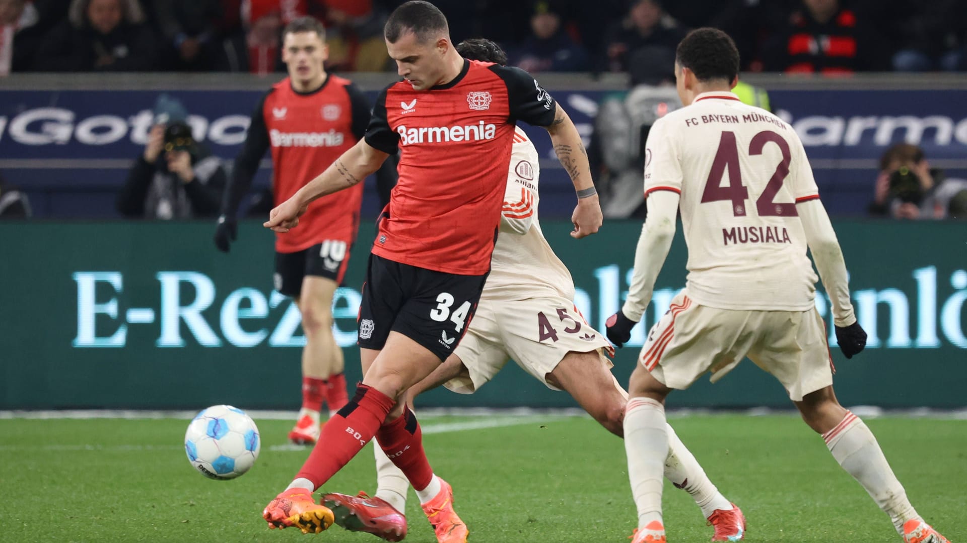 Herzstück des Leverkusener Mittelfelds: Granit Xhaka (M.), hier beim 0:0 gegen die Bayern Mitte Februar.