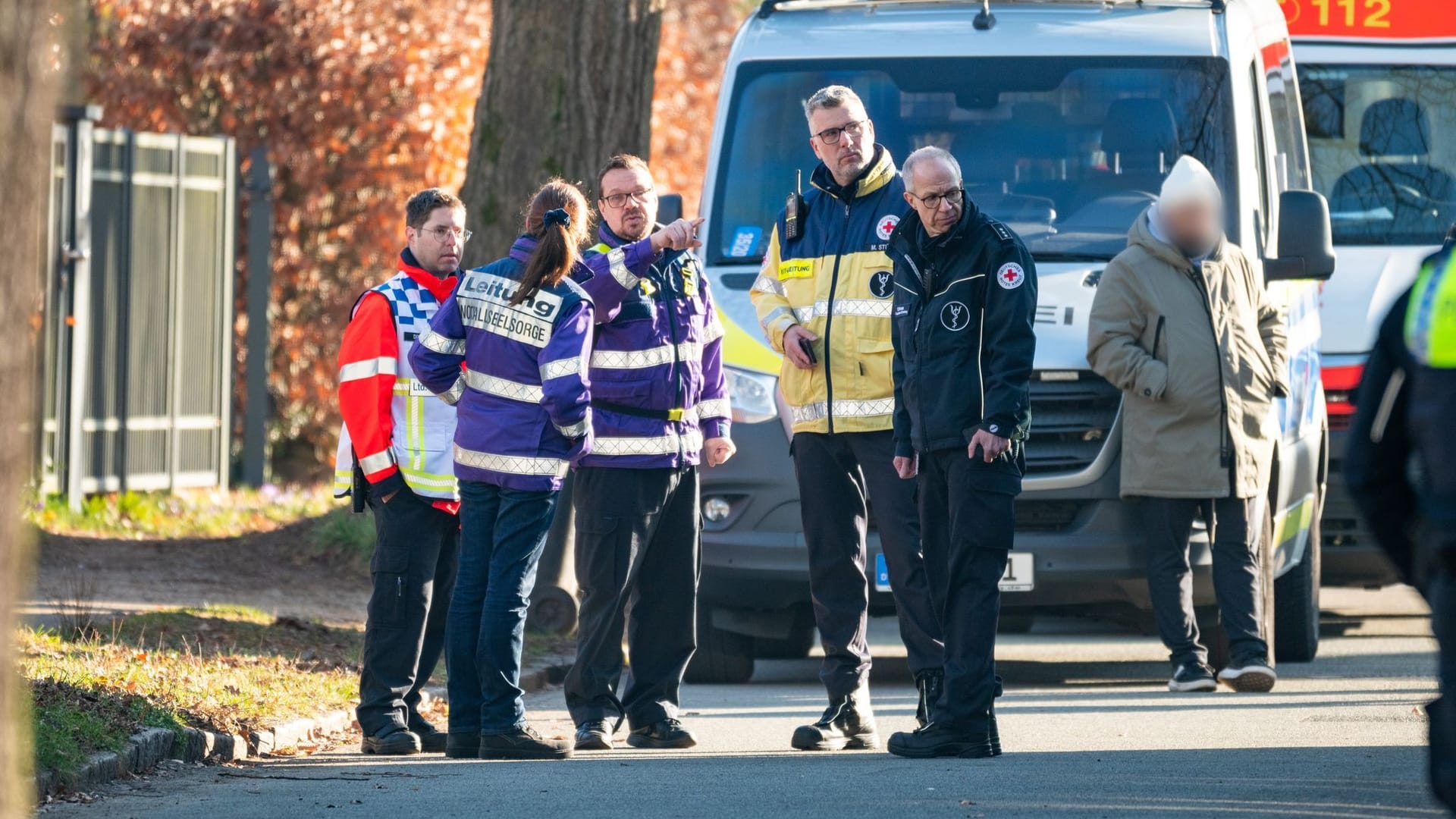 Mitarbeiter des Kriseninterventionsteams an der Unfallstelle: Ein Kind wurde von einem Müllfahrzeug überfahren und tödlich verletzt.