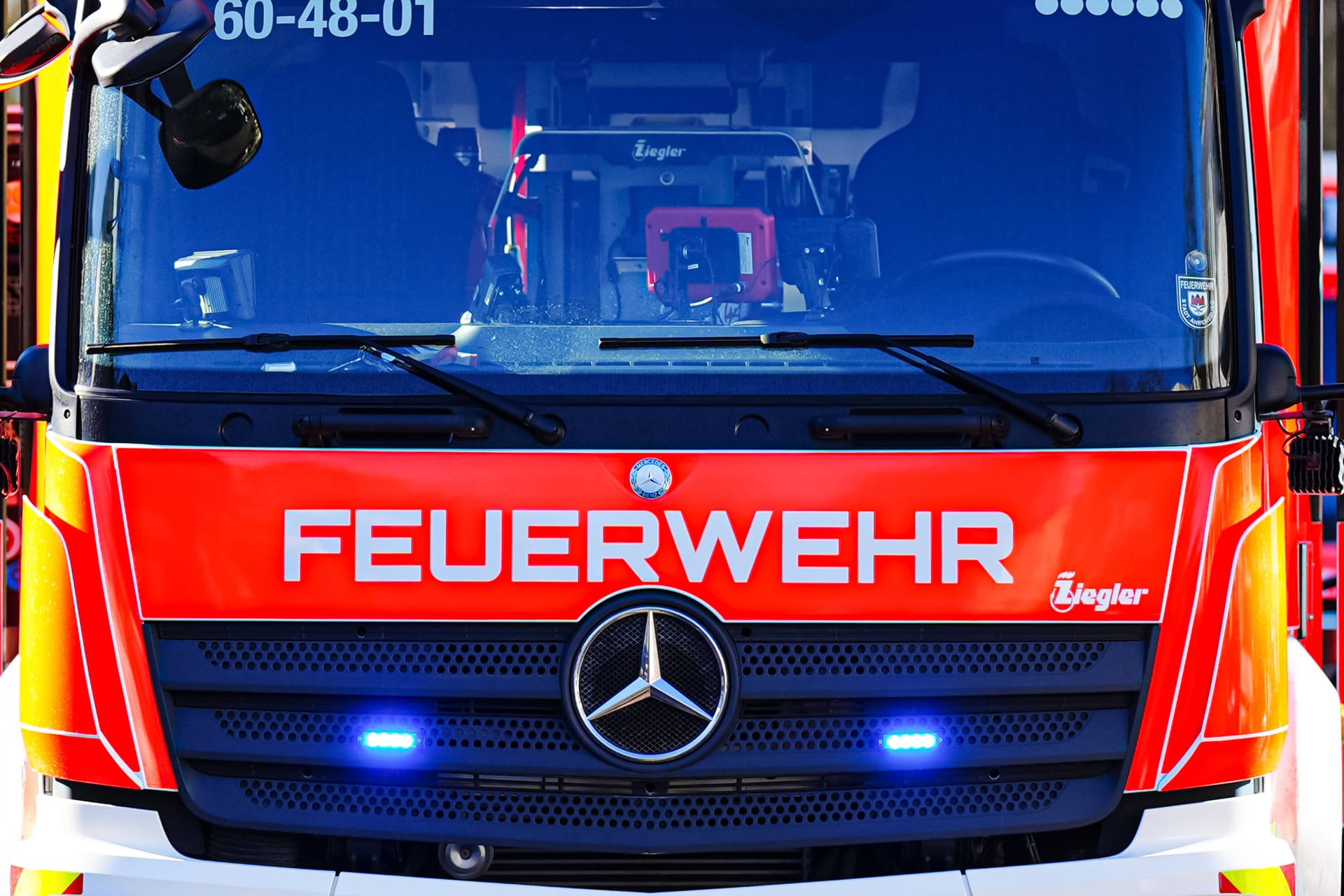 Ahrensburg Themenfoto: Feuerwehr, 17.03.2025 Schriftzug Feuerwehr auf Feuerwehrauto Themenfoto: Feuerwehr, 17.03.2025