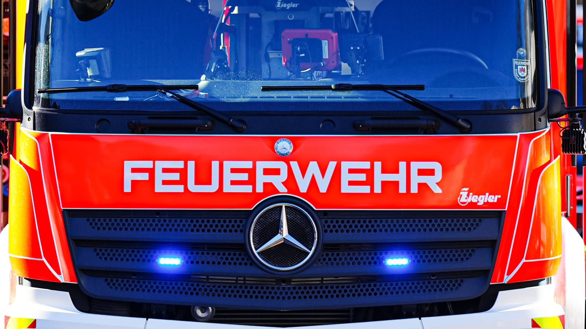 Ahrensburg Themenfoto: Feuerwehr, 17.03.2025 Schriftzug Feuerwehr auf Feuerwehrauto Themenfoto: Feuerwehr, 17.03.2025