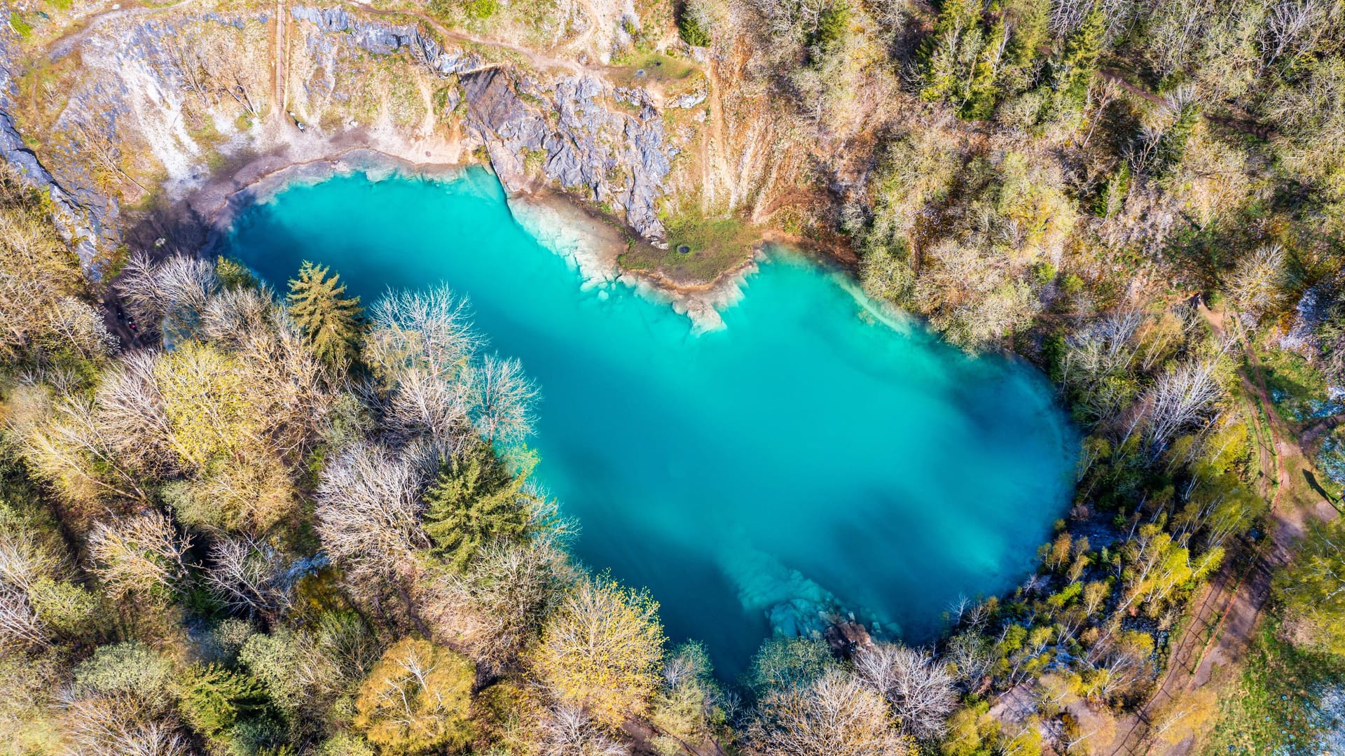 Luftbildaufnahme vom Blauen See: Baden ist in dem Gewässer nicht erlaubt.