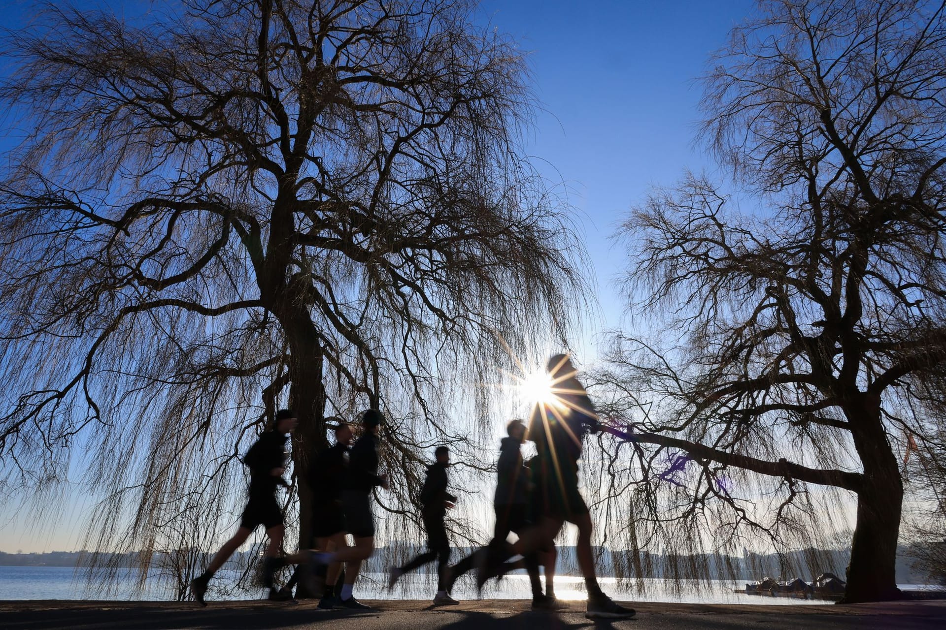 Jogger an der Alster: Genießen Sie die Sonne, bevor das Wetter wieder umschlägt.