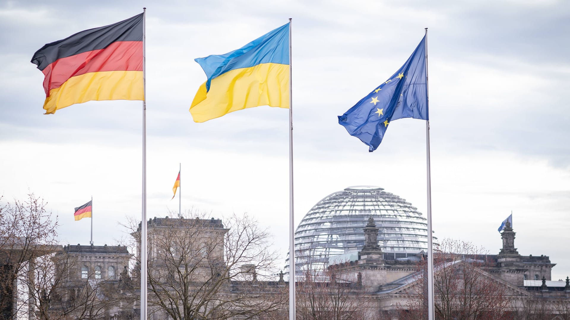 Arbeitsbesuch des Präsidenten der Ukraine in Berlin - The President of Ukraine on a working visit to Berlin - Flaggen vor dem KanzleramtArbeitsbesuch des Präsidenten der Ukraine in Berlin - The President of Ukraine on a working visit to Berlin - Flaggen vor dem Kanzleramt, Berlin Berlin Deutschland Bundeskanzleramt