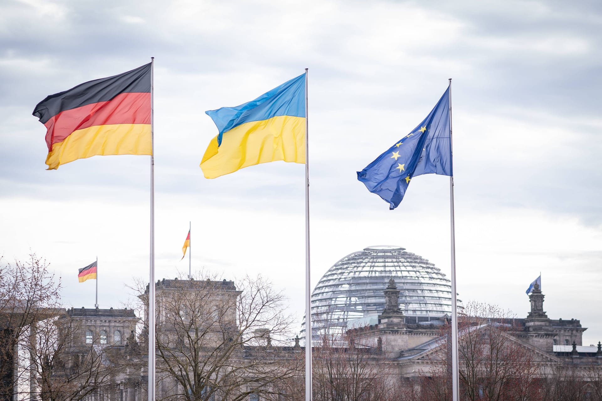 Arbeitsbesuch des Präsidenten der Ukraine in Berlin - The President of Ukraine on a working visit to Berlin - Flaggen vor dem KanzleramtArbeitsbesuch des Präsidenten der Ukraine in Berlin - The President of Ukraine on a working visit to Berlin - Flaggen vor dem Kanzleramt, Berlin Berlin Deutschland Bundeskanzleramt