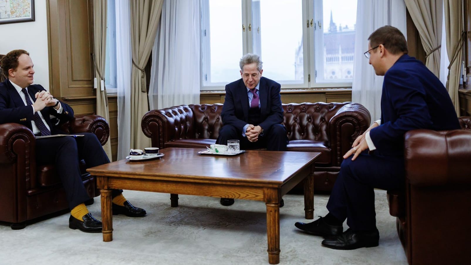 In Ungarn: Hans-Georg Maaßen nach der Bundestagswahl bei Minister Gergely Gulyás (rechts), dem Leiter der Staatskanzlei von Ministerpäsident Viktor Orban.