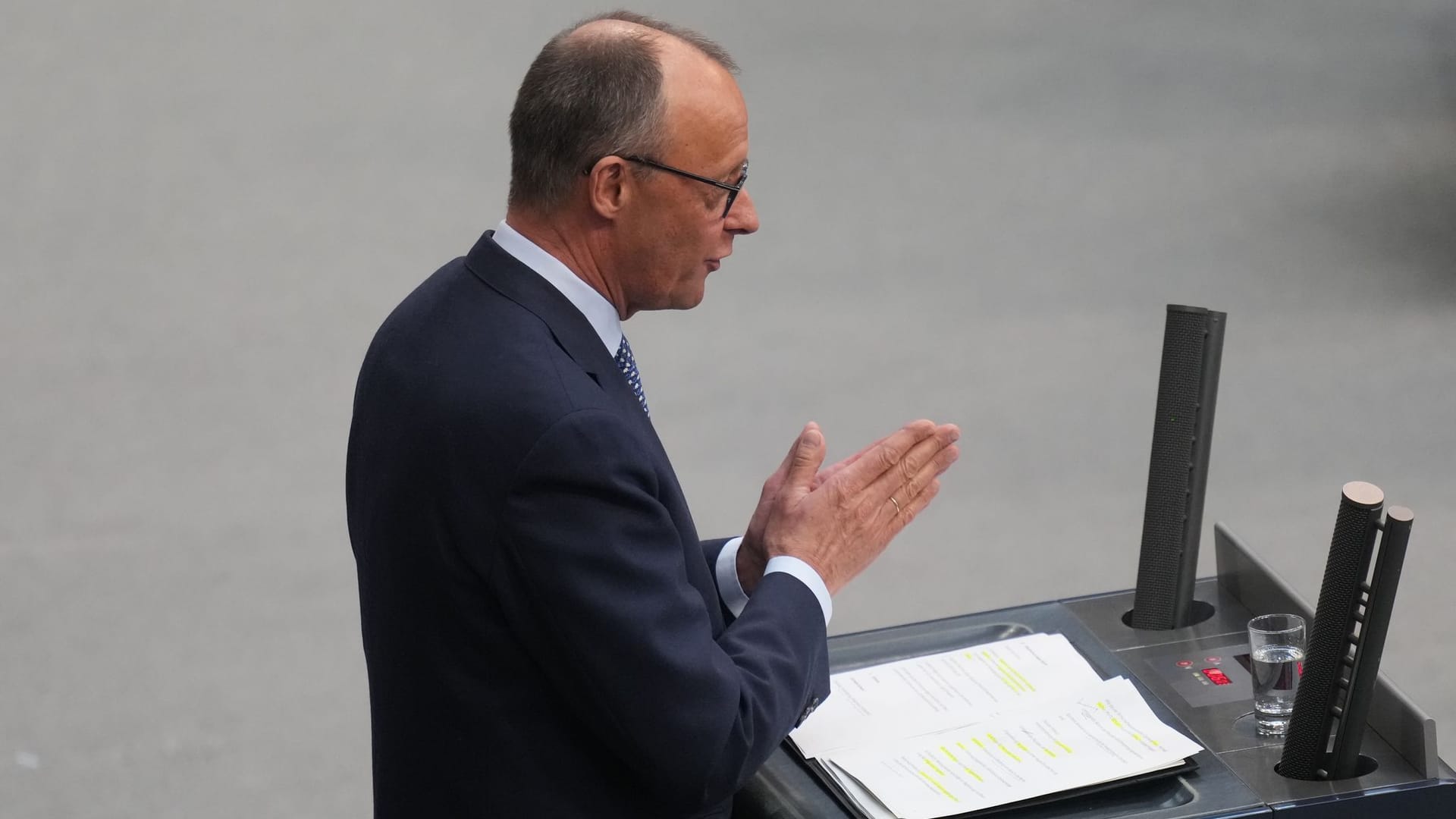 Bundestag - Sondersitzung zur Grundgesetzänderung