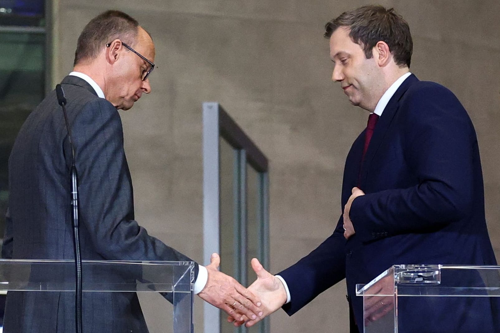 Friedrich Merz (l) und Lars Klingbeil: Union und SPD haben sich auf einen historischen Schritt geeinigt.