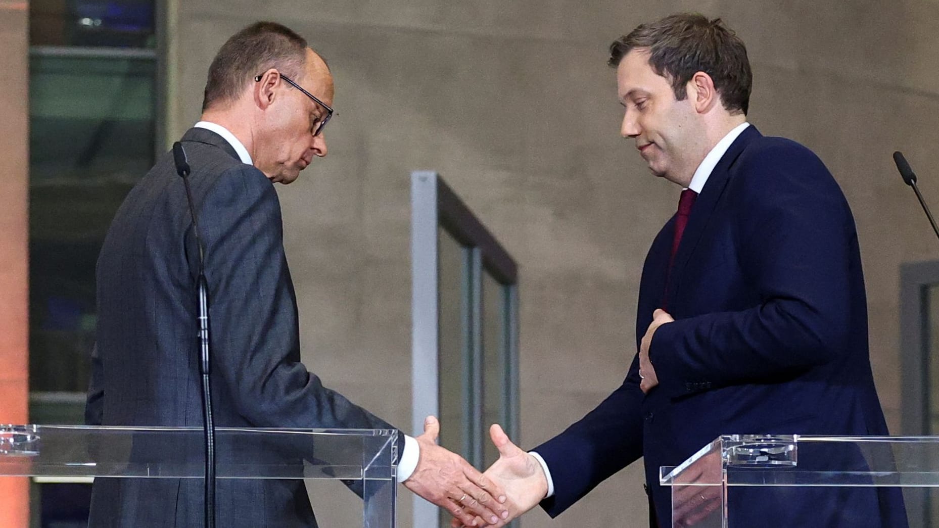 Friedrich Merz (l) und Lars Klingbeil: Union und SPD haben sich auf einen historischen Schritt geeinigt.