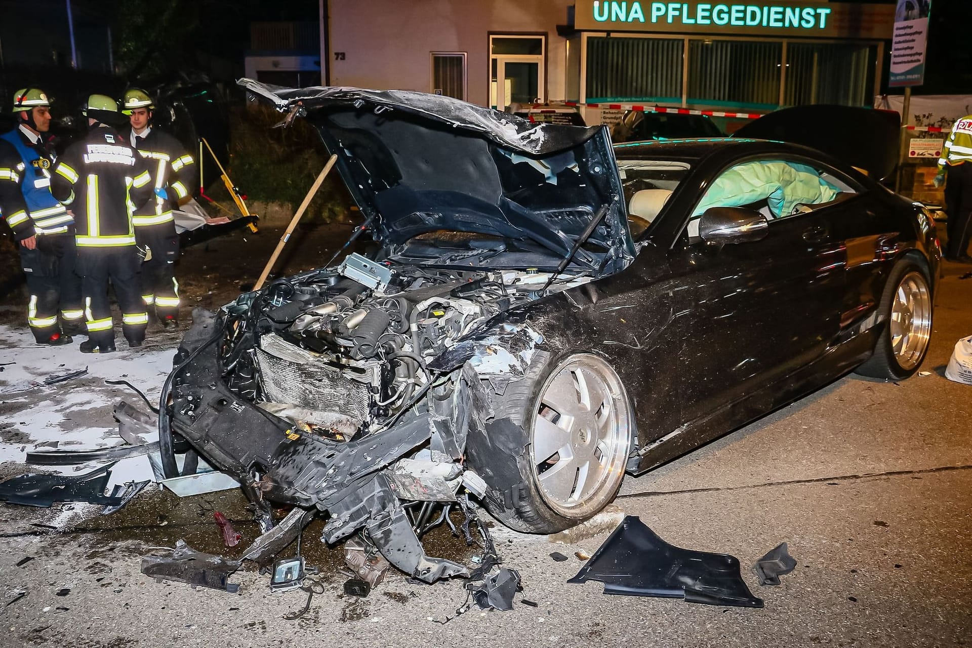 Zerstörter Mercedes an der Unfallstelle in Ludwigsburg: Ein tödliches Autorennen forderte hier offenbar unschuldige Opfer.