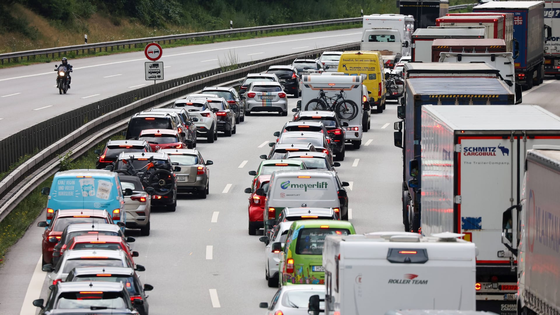 Stau auf der A1 (Symbolbild): Wann die Sperrung aufgehoben wird, ist unklar.