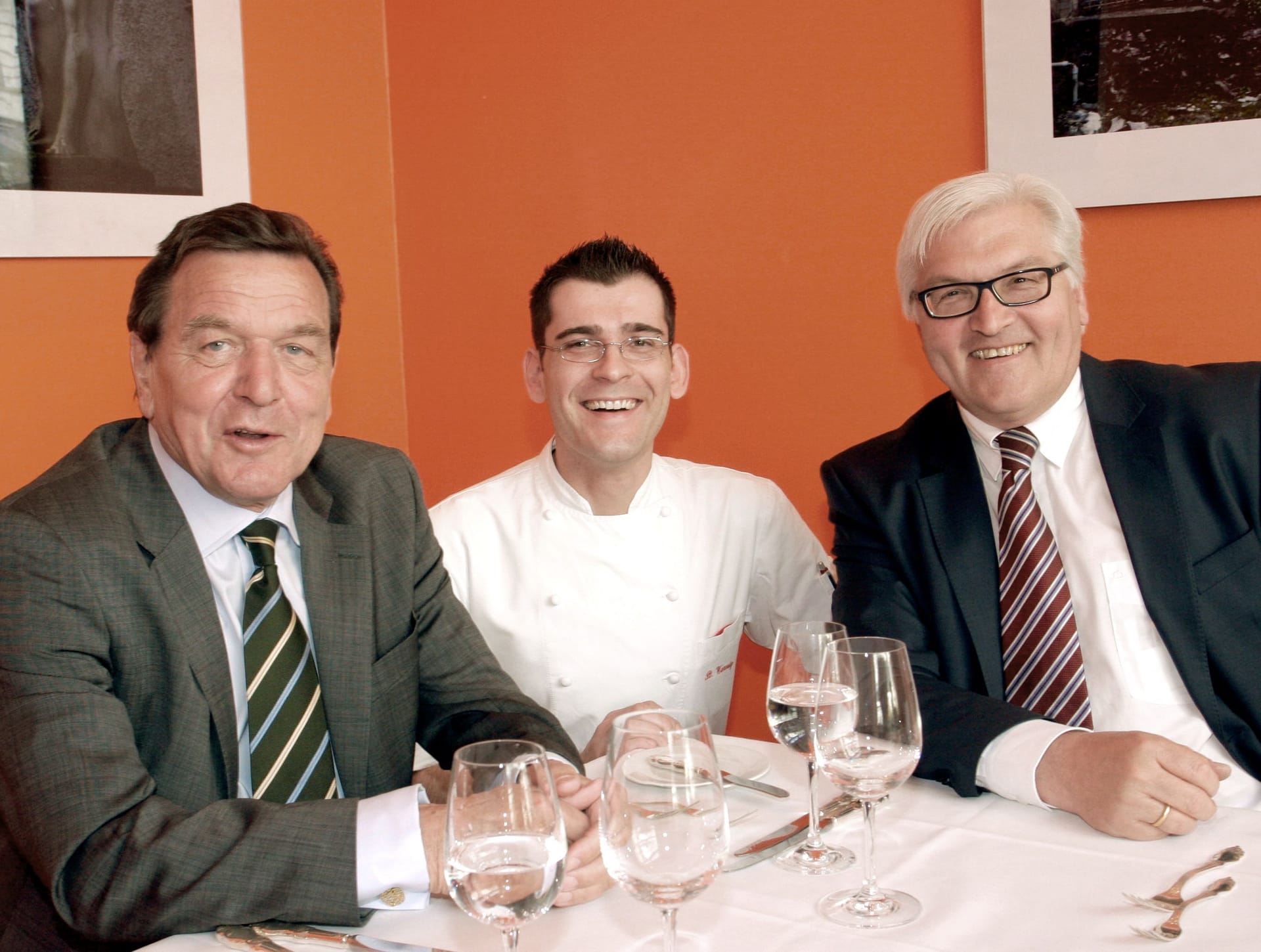 Genossen mit Chefkoch: Altkanzler Gerhard Schröder (l., SPD) und der heutige Bundespräsident Frank-Walter Steinmeier mit Stefan Warnig im Berliner "Café des Artistes" (Archivbild).