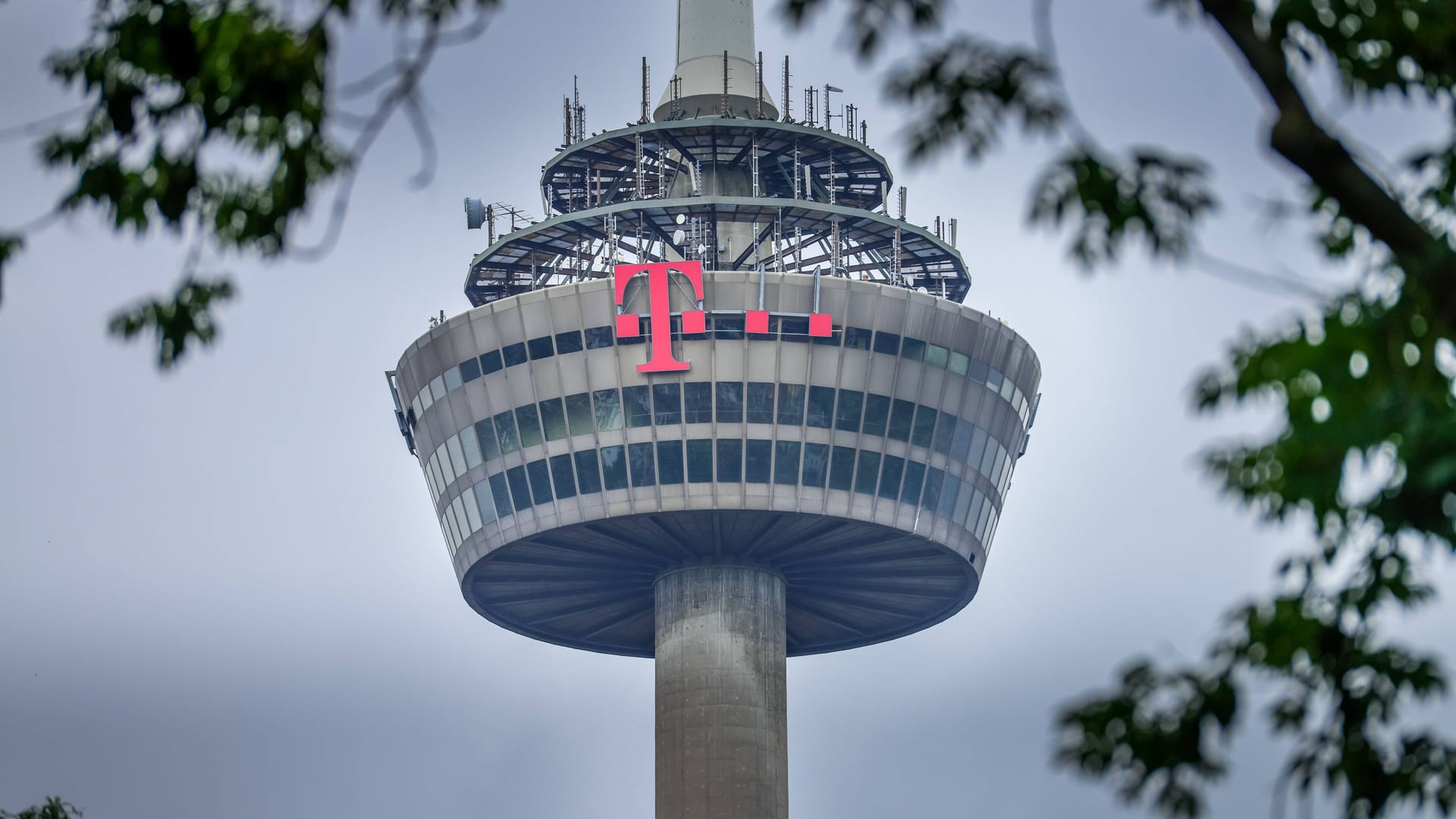 Der Kölner Fernsehturm Colonius: Seit 1999 ist die Aussichtsplattform geschlossen, nun kommt Bewegung in eine mögliche Wiedereröffnung.