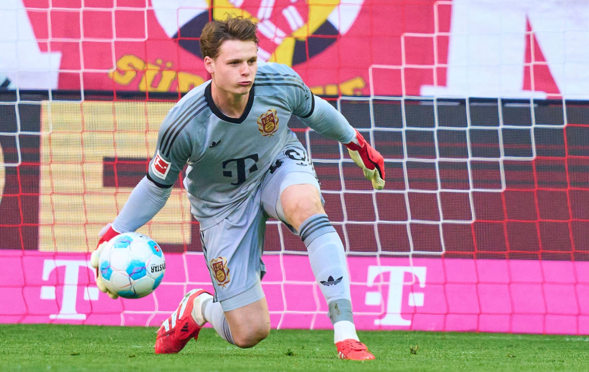 Jonas Urbig: Erlebte nach seinem Bayern-Debüt in der Champions League eine äußerst unglückliche Startelf-Premiere. Beim ersten Gegentreffer chancenlos. Unmittelbar vor dem 2:2 parierte er noch stark. Bei dem Kopfball ins lange Eck stand er dann aber nicht gut und flog ins Leere. Zeigte in der Schlussphase noch einen guten Reflex (84.). Note 4