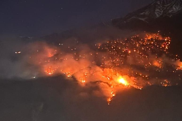 Flammen lodern in der Nacht: In Südtirol brennt eine Urlaubsregion.