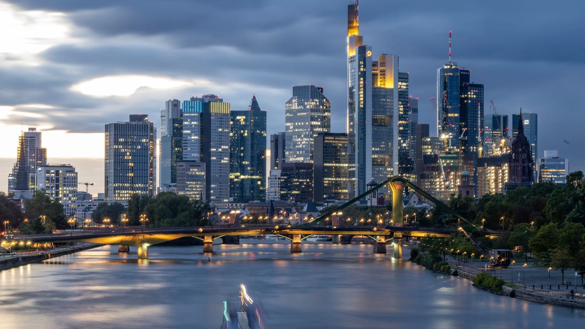 Skyline von Frankfurt bei Nacht