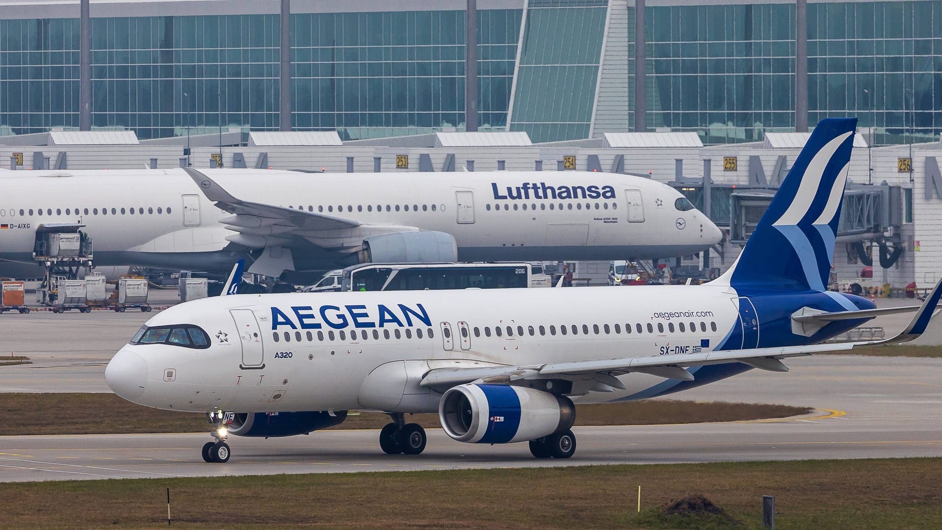 Ein Airbus A320 von Aegean Airlines rollt auf dem Flughafen München (Archivbild): Eine Maschine der Fluggesellschaft landete am Dienstag mit einem geplatzten Reifen.