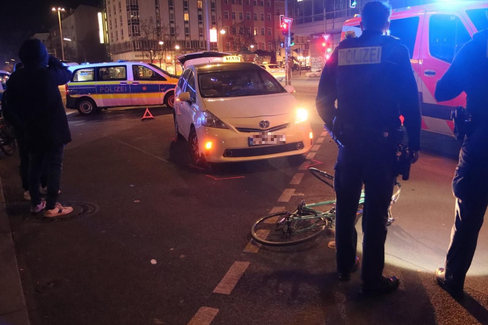 Polizisten bei einer Unfallaufnahme: Der Unfall ereignete sich kurz vor Mitternacht in Kreuzberg.