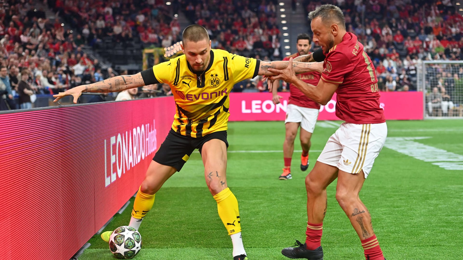 Moritz Leitner (l.) gegen Rafinha: Beim Beckenbauer Cup und in der Infinity League traf er zuletzt zweimal mit dem BVB auf den FC Bayern.