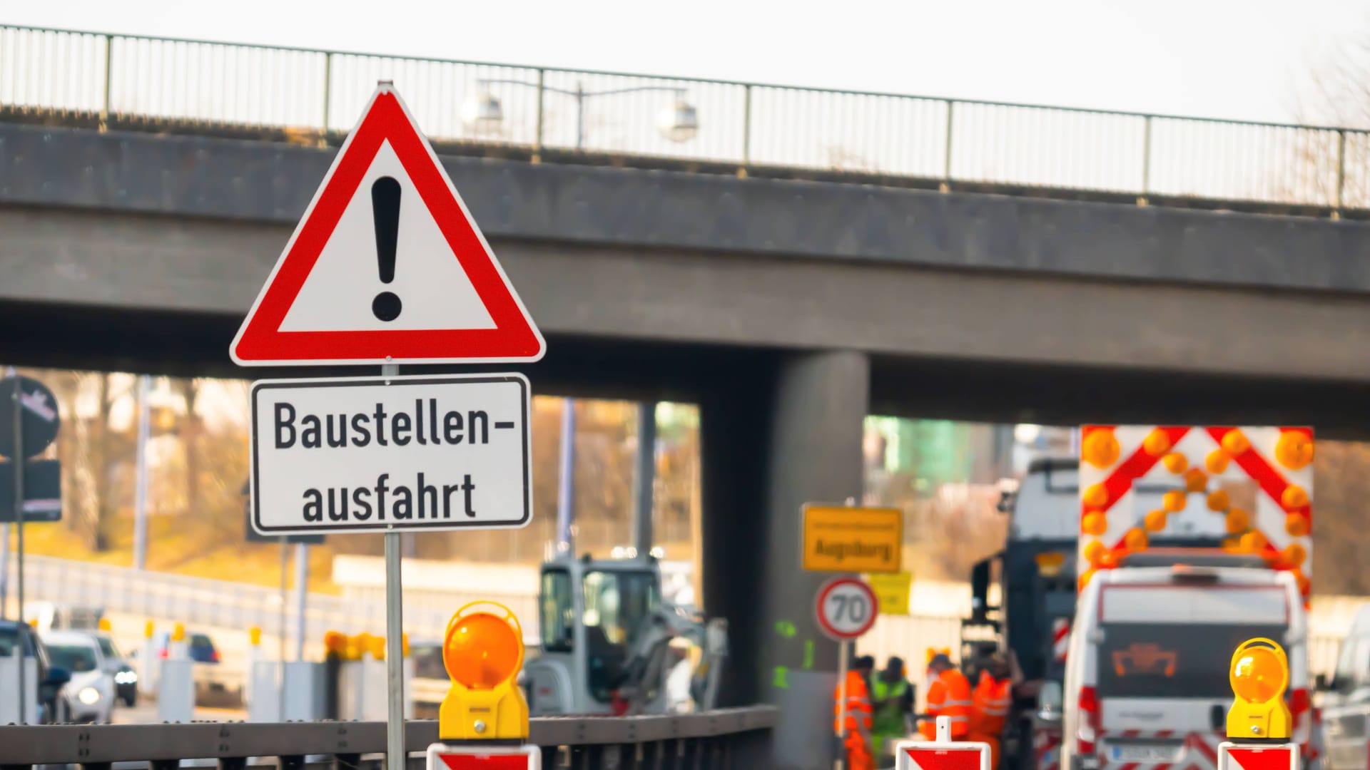 Ein Warnschild mit der Aufschrift Baustellen-Ausfahrt steht an einer Autobahnbaustelle (Symbolbild): Am Wochenende wird das Kreuz Köln-Gremberg gesperrt.