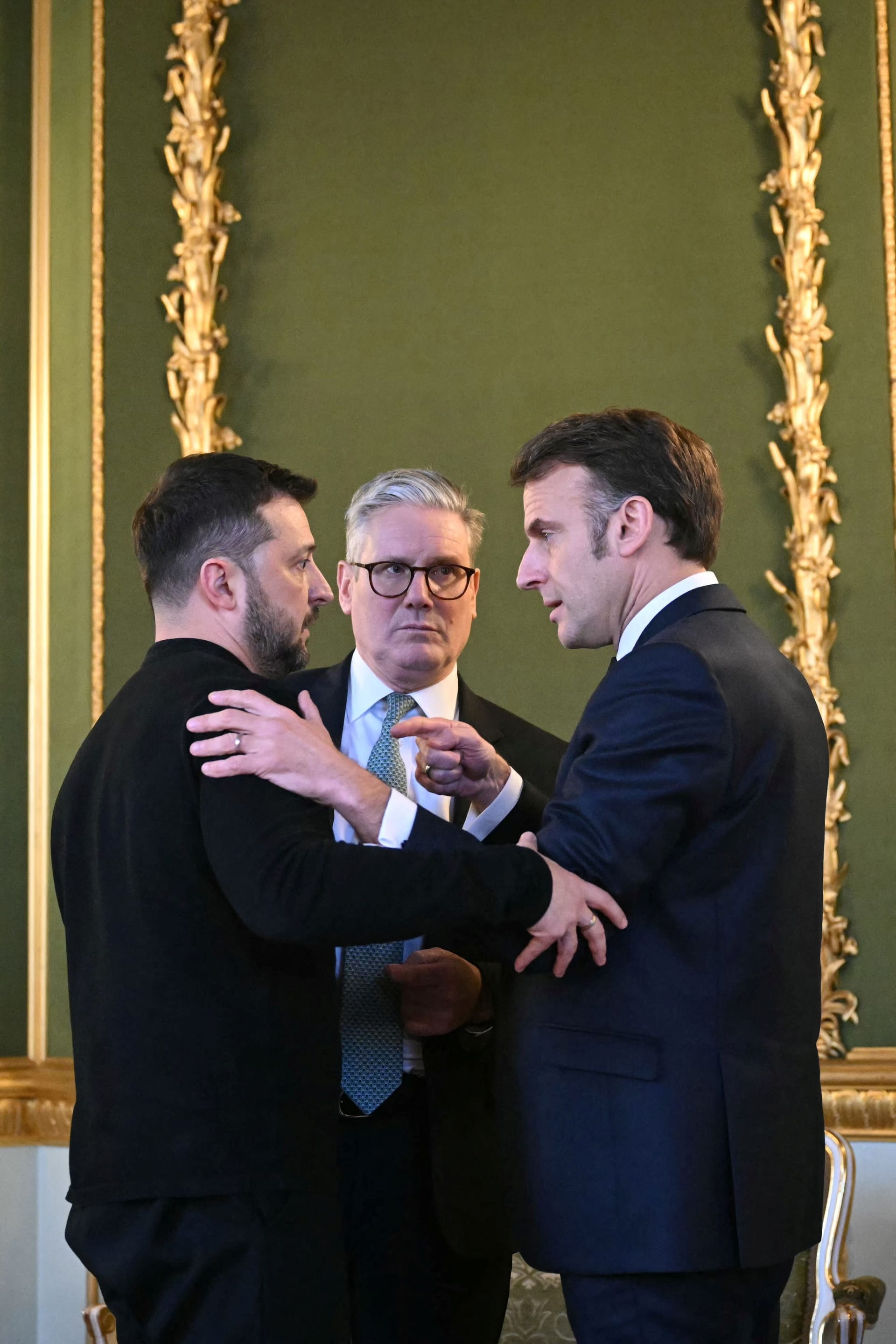 Der ukrainische Präsident Wolodymyr Selenskyj mit dem britischen Premierminister Keir Starmer und Frankreichs Präsident Emmanuel Macron.