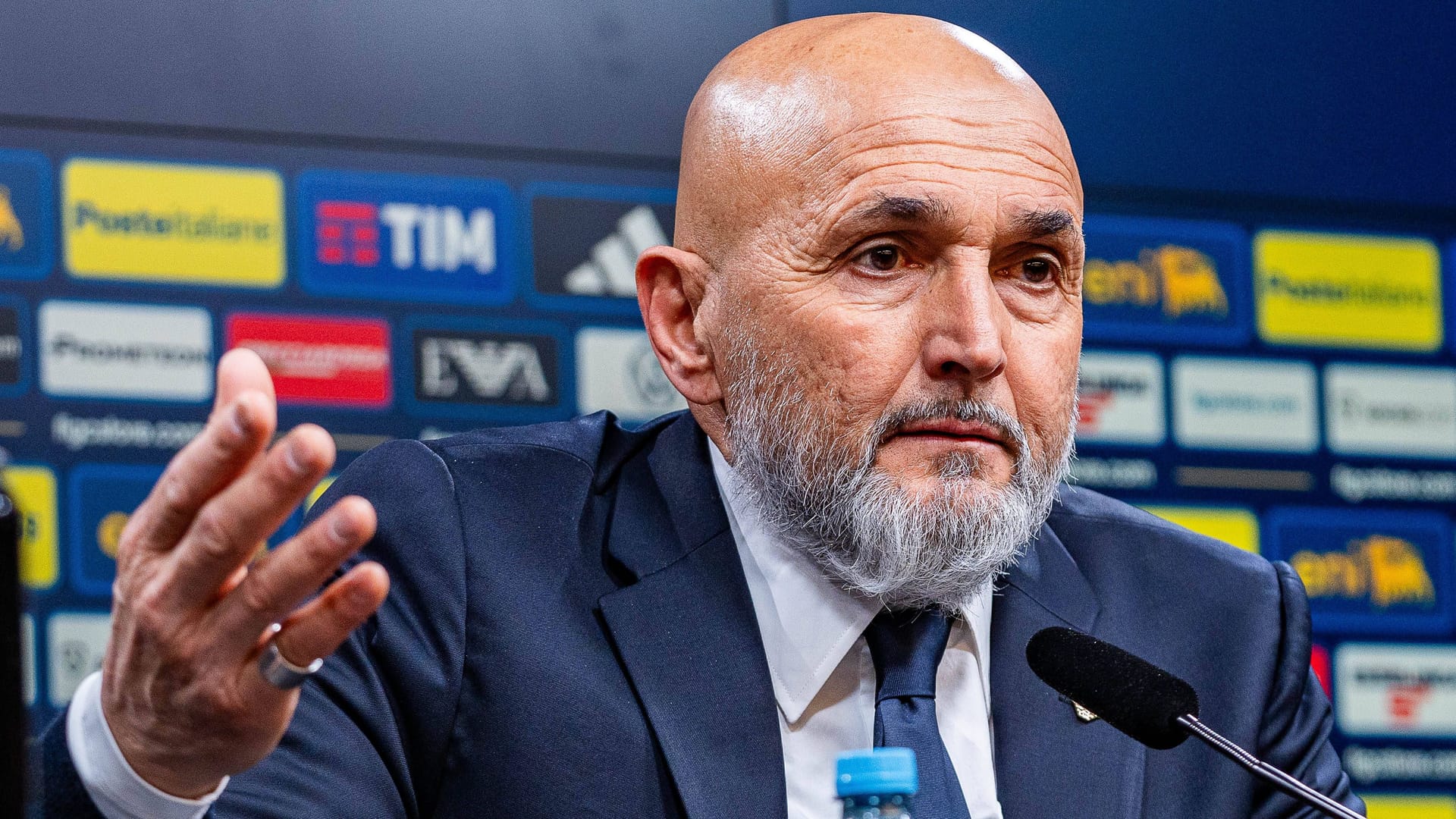 Luciano Spalletti auf der Pressekonferenz nach dem Spiel: Der italienische Nationaltrainer muss nun den Blick Richtung WM-Qualifikation wagen.