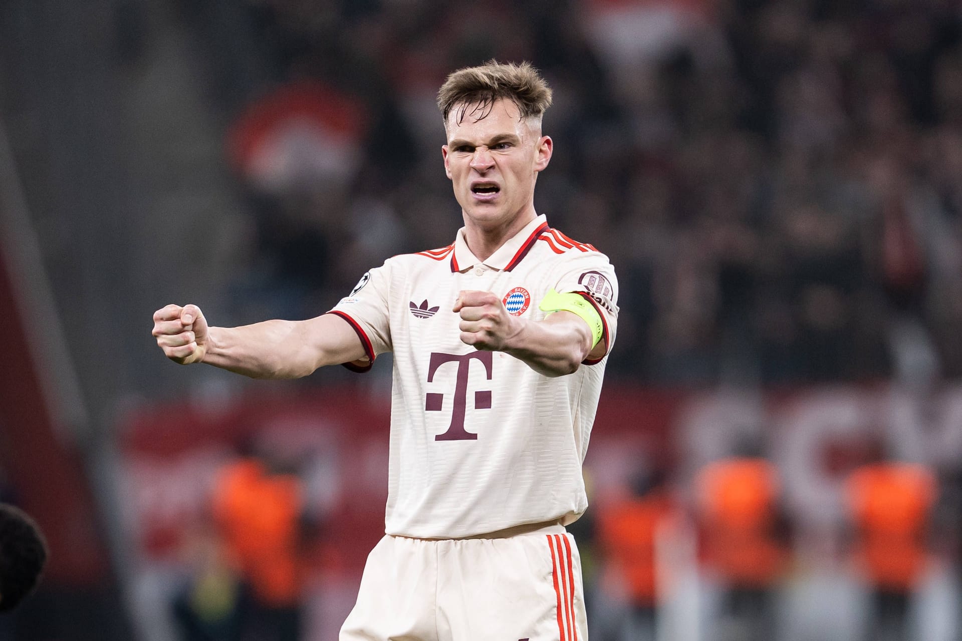 Joshua Kimmich: Führte die Mannschaft in Abwesenheit von Neuer als Kapitän aufs Feld. Lieferte sich ein hartes Duell mit Xhaka im Mittelfeld. Mit vielen wichtigen Aktionen in der Defensive. Lieferte den Freistoß zum 1:0. Nicht ganz so dominant wie im Hinspiel, aber erneut ganz wichtig für Bayern. Note 2