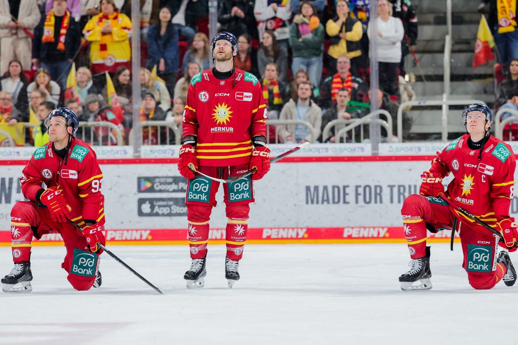 Düsseldorfs Philip Gogulla (r) und weitere Spieler schauen ungläubig auf den Videowürfel: Die DEG ist sportlich abgestiegen.