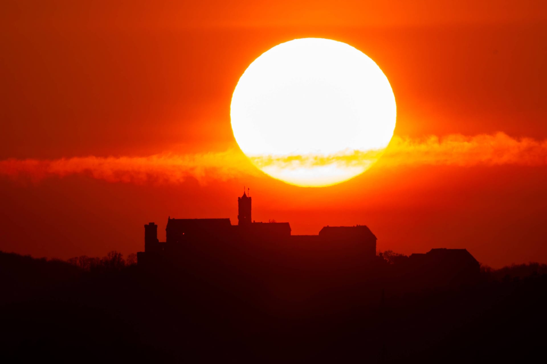 Wartburg im Sonnenuntergang am 7. März: Der Saharastaub taucht Deutschland in spektakuläre Farben.