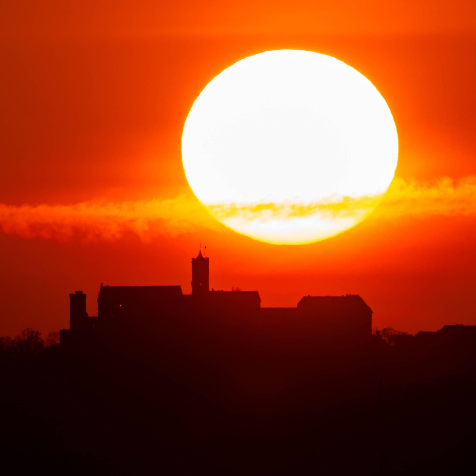 Wartburg im Sonnenuntergang am 7. März: Der Saharastaub taucht Deutschland in spektakuläre Farben.